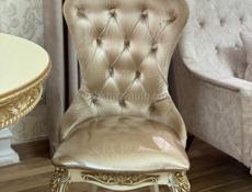 Продается мебель в комплекте стол 200/240 и 6 стульев  в хорошем состоянии !