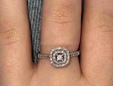 Продаю кольцо белое золото с брильянтами 17 размер