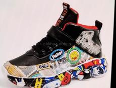 Продам новые детские кроссовки 