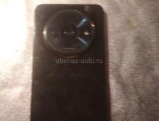 Телефон в хорошем состоянии.чутт моросит есть полоски на экране но не всегда так хороший телефон редми А3 64 гигабайт 2 оперативки треснут экран 