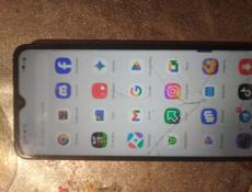 Телефон в хорошем состоянии.чутт моросит есть полоски на экране но не всегда так хороший телефон редми А3 64 гигабайт 2 оперативки треснут экран 