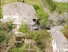 Участок с ветхим строением в Пицунде