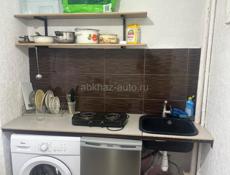 Сдаётся на длительный срок — до 3 лет, однокомнатная квартира Расположена на турбазе, напротив пекарни «Колос», по улице Акиртава.