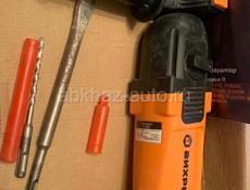 Перфоратор - дрель в отличном состоянии в своей коробке 
