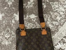 Писать толко на Ватсап барсетка была куплена в Москве 