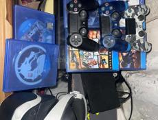 Продаю пс4 в хорошем состоянии 3 джойстика виар очки и много игр