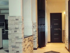 Внутренняя отделка, плинтуса и багеты, также обои́