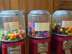 Автомат с жвачками и игрушками 