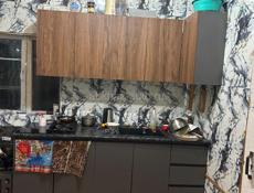 Кухня вместе с раковиной краном и варочной панелью