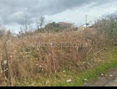 Участок продаю 4,5 соток срочна загоражоный с фундаментом на дом,, очень красивая места с виду на море , от города 10 минут езды,, цена 800 тысяч