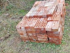 Продаются кирпичи срочно 400 шт