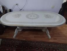 Большой стол с стульями