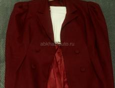 бордовый пиджак с юбкой 