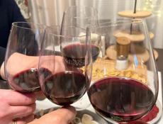 Продается сухое черное вино 🍷 а также белое сухое вино - по 200р . Село Адзюбжа +79409672901