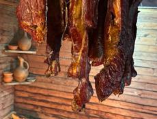 На завтра свежее копчения говядина 1300 и свинина 800 кому нужно также есть доставка обращайтесь по номеру 