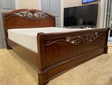 Кровать двуспальная с двумя матрасами 