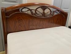 Кровать двуспальная с двумя матрасами 