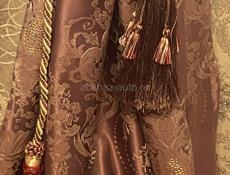 Шторы  2 штуки из плотной ткани с прихватами в отличном состоянии 