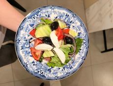 Требуется повар холодного цеха 