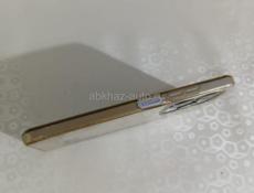 Телефон и наушники