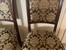 Стулья  - 4 штуки  натуральное дерево с обивкой 