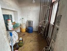 Срочно продается 3х комнатная квартира рядом с рынком Ардзынба 150. 2 этаж .