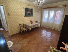 Срочно продается 3х комнатная квартира рядом с рынком Ардзынба 150. 2 этаж .