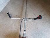 Бензокосилка рабочем состоянии