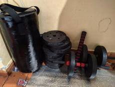 Новый гантели и боксерский мешок 