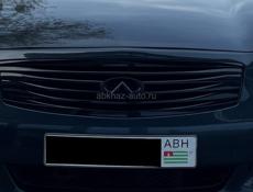 Решетка радиатора с эмблемой 