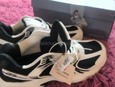 Продам новые кроссовки