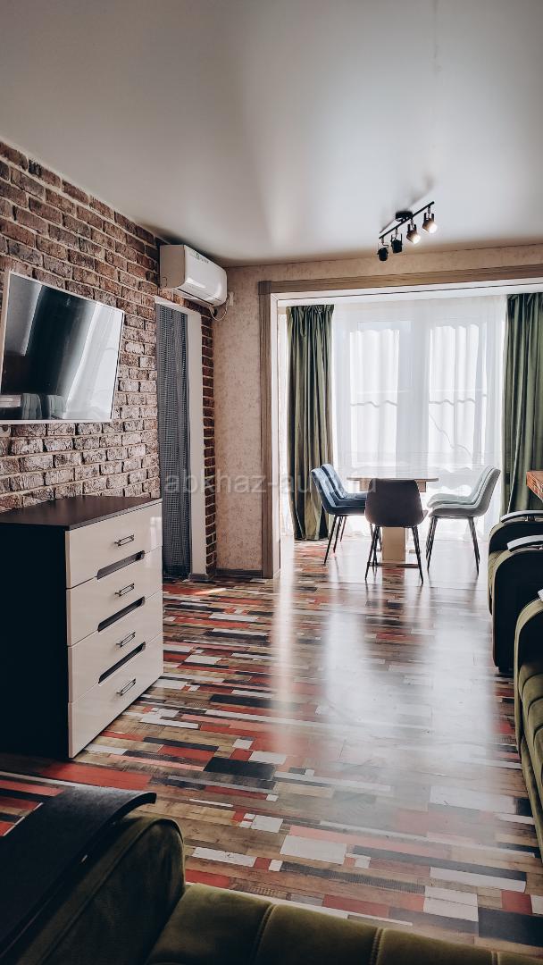 Двухкомнатная квартира в центре Пицунды 