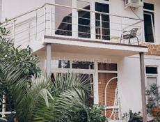 Двухкомнатные апартаменты в центре Пицунды 