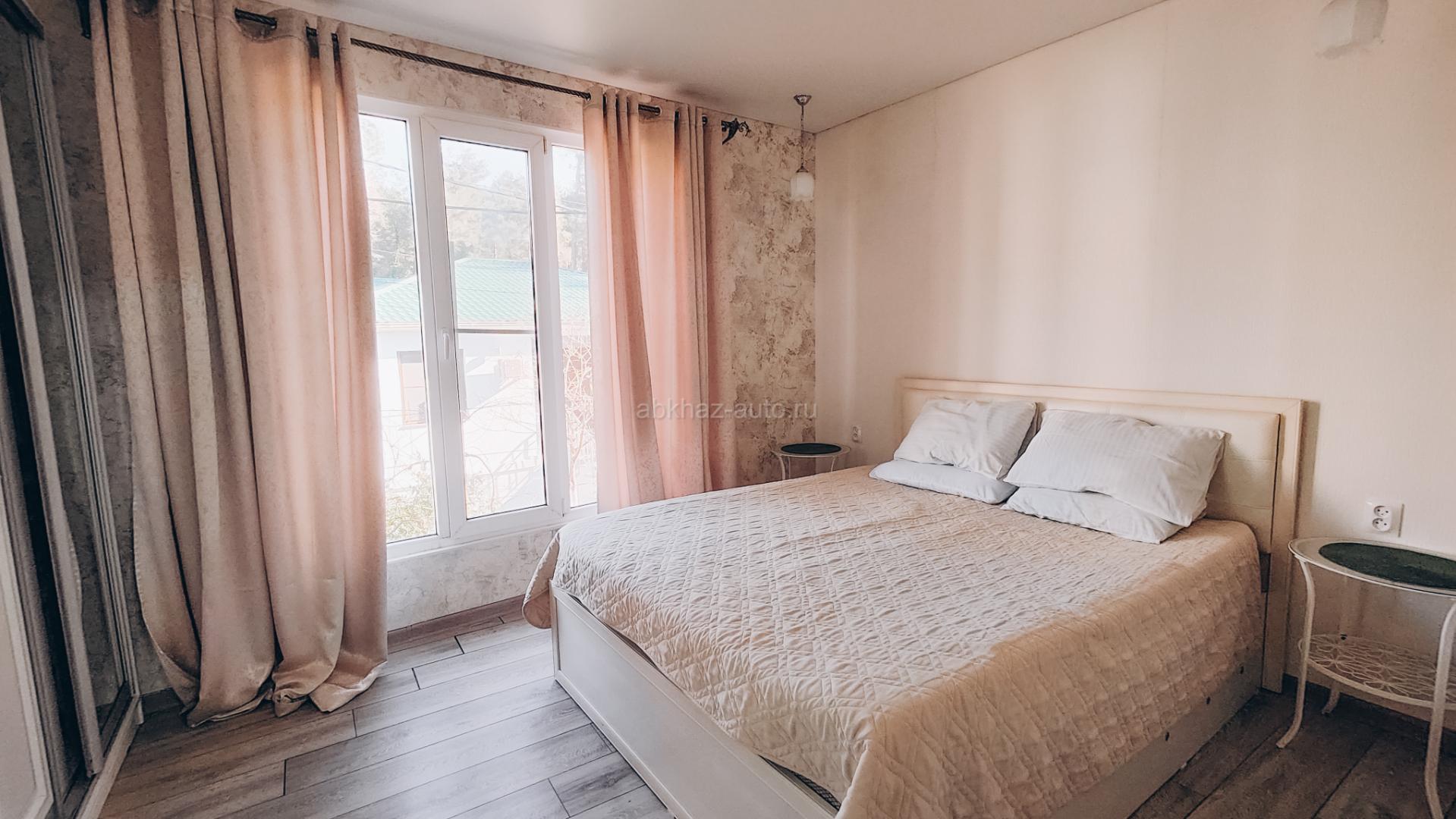 Двухкомнатные апартаменты в центре Пицунды 