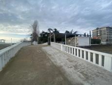 На берегу моря . Под кафе