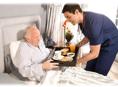 Сиделка для пожилого мужчины 
