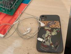 Айфон 11 в оригинале всё работает отлично без проблем, цена 10.000 тысяч 