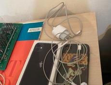 Айфон 11 64г в оригинале всё, работает отлично, без нареканий, цена 10.000 тысяч срочно 