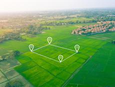 Сдаются два торговых места ,на центральном рынке ,первый этаж ,вещевой  центральный ряд ,тел 7728716