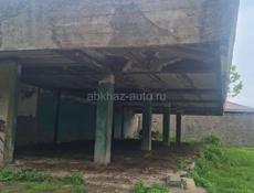 По трассе на Рицу продается 7 соток и здание 300кв/м