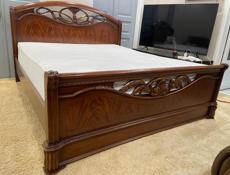 Кровать с двумя матрасами