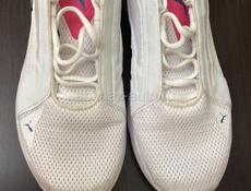 Подаются кроссовки