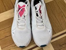 Подаются кроссовки 