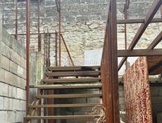 2 - ХЭТАЖНОЕ СТРОЕНИЕ В ЦЕНТРЕ СУХУМА , СРОЧНАЯ ПРОДАЖА