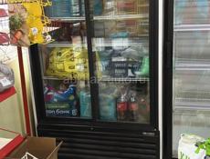 Холодильник, сетчатые стойки, сигаретные полки