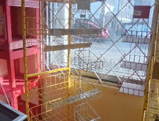 Холодильник, сетчатые стойки, сигаретные полки