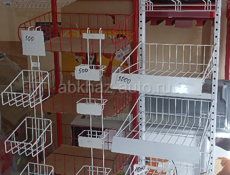 Холодильник, сетчатые стойки, сигаретные полки