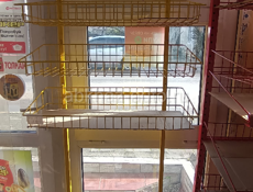 Холодильник, сетчатые стойки, сигаретные полки