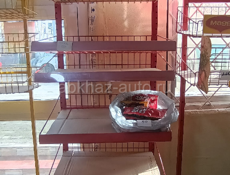 Холодильник, сетчатые стойки, сигаретные полки