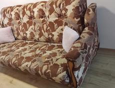 Продаётся диван за 8000 рублей 